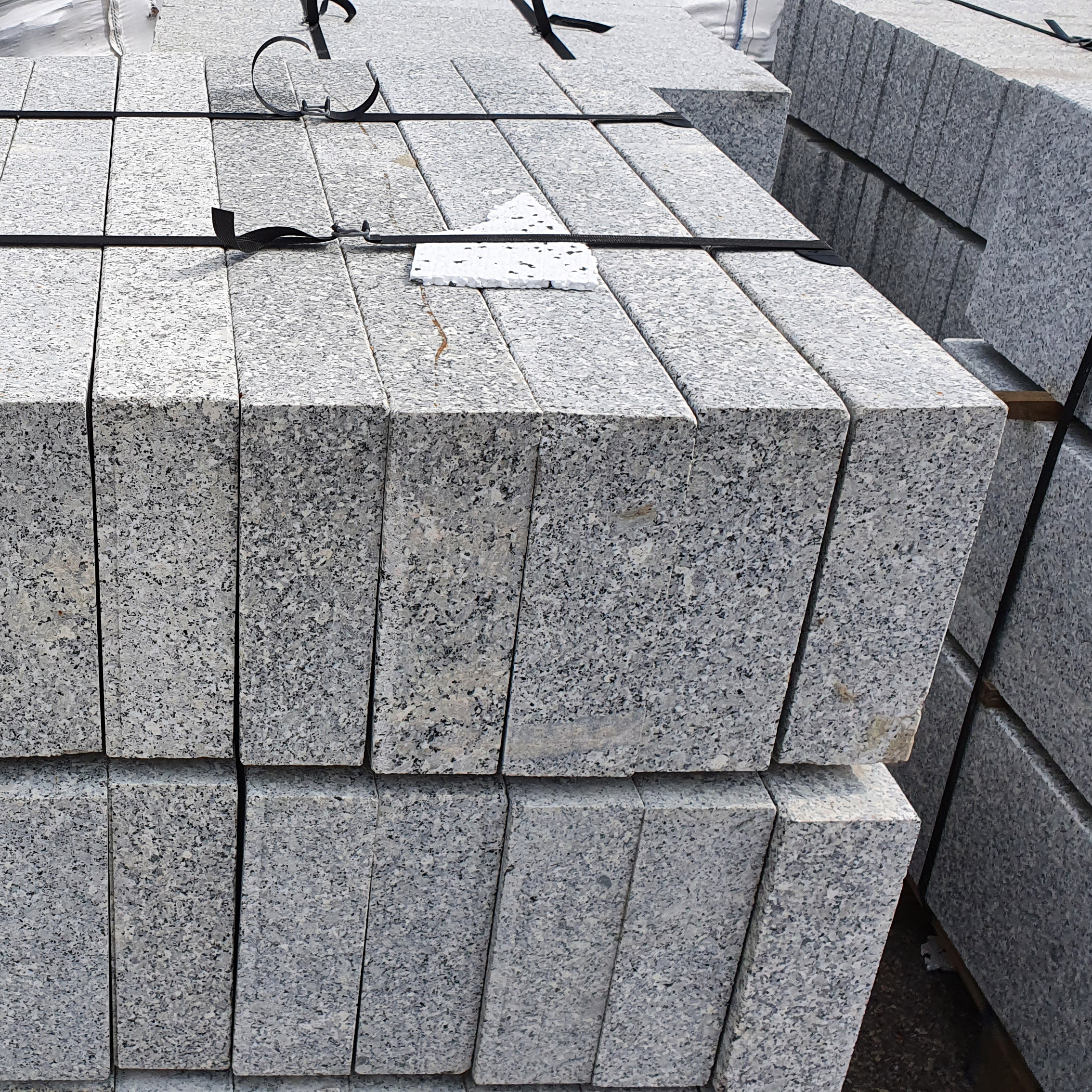 Granit Stele Bordstein Beeteinfasung Leistenstein gespitzt hellgrau 10x25x100 cm 
